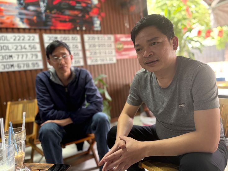 Người lao động bị Công ty Cổ phần Cơ điện Phục Hưng nợ lương trong lần trao đổi với phóng viên Báo Lao Động. Ảnh: Bảo Hân