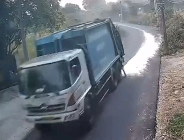 Los camiones de basura descargan aguas residuales en la carretera causando un olor fétido. Foto tomada de un video proporcionado por un lector