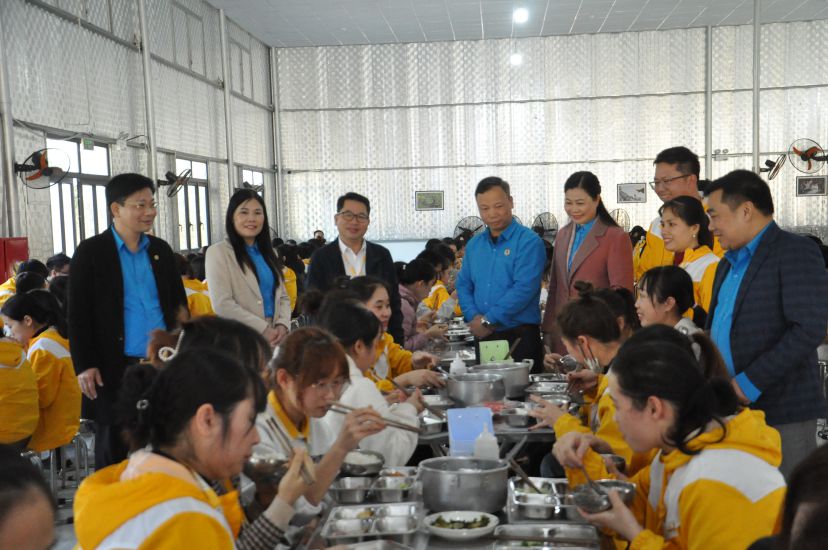 Công đoàn Lào Cai quan tâm đến chất lượng bữa ăn ca của người lao động. Ảnh: Đinh Đại