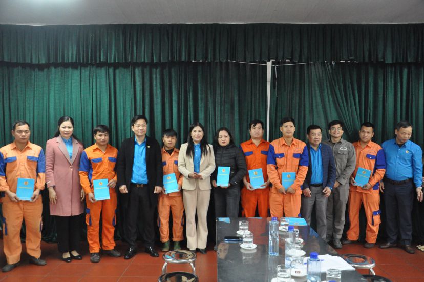 Small support gifts help workers feel secure in their work and stick with the business. Photo: Dinh Dai