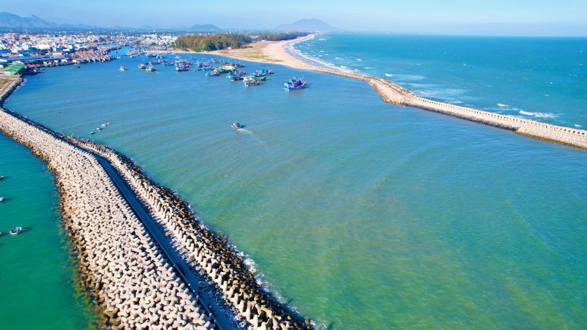 Cửa Cảng La Gi liên tiếp xảy ra chìm tàu cá. Ảnh: Duy Tuấn