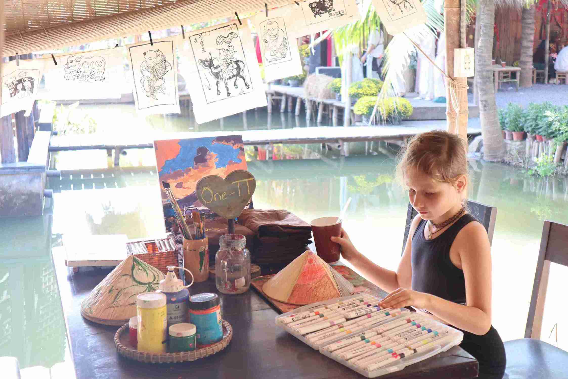 Một du khách nước ngoài trải nghiệm Tết xưa Nha Trang. Ảnh: Hữu Long