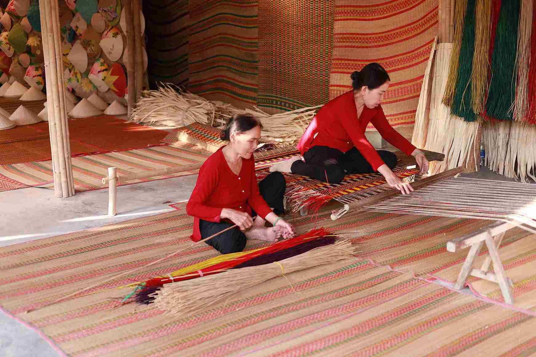 Nghệ nhân dệt chiếu ở lễ hội. Ảnh: Hữu Long