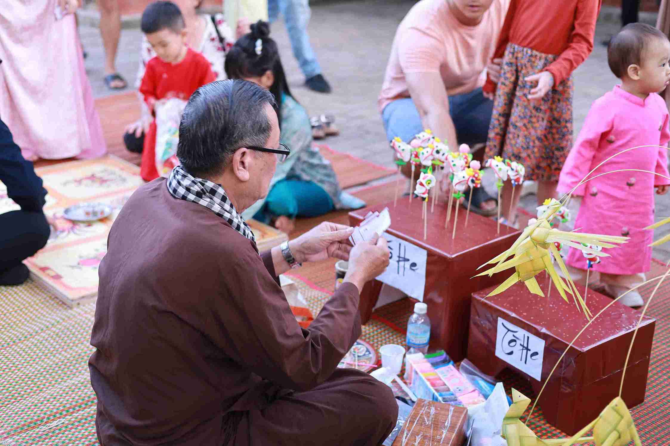 Nghệ nhân nặng tò hè trong lễ hội Tết xưa. Ảnh: Hữu Long