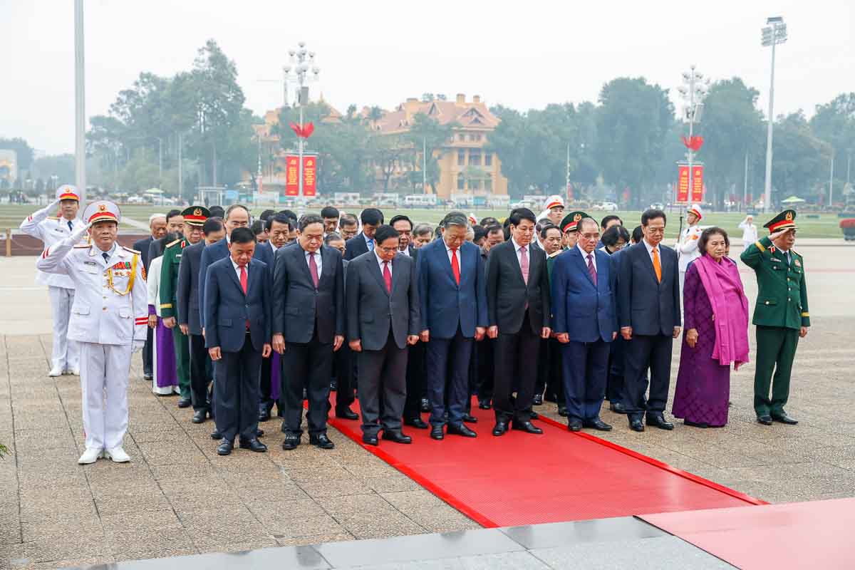 Đoàn đại biểu lãnh đạo, nguyên lãnh đạo Đảng, Nhà nước thành kính tưởng niệm Chủ tịch Hồ Chí Minh.
