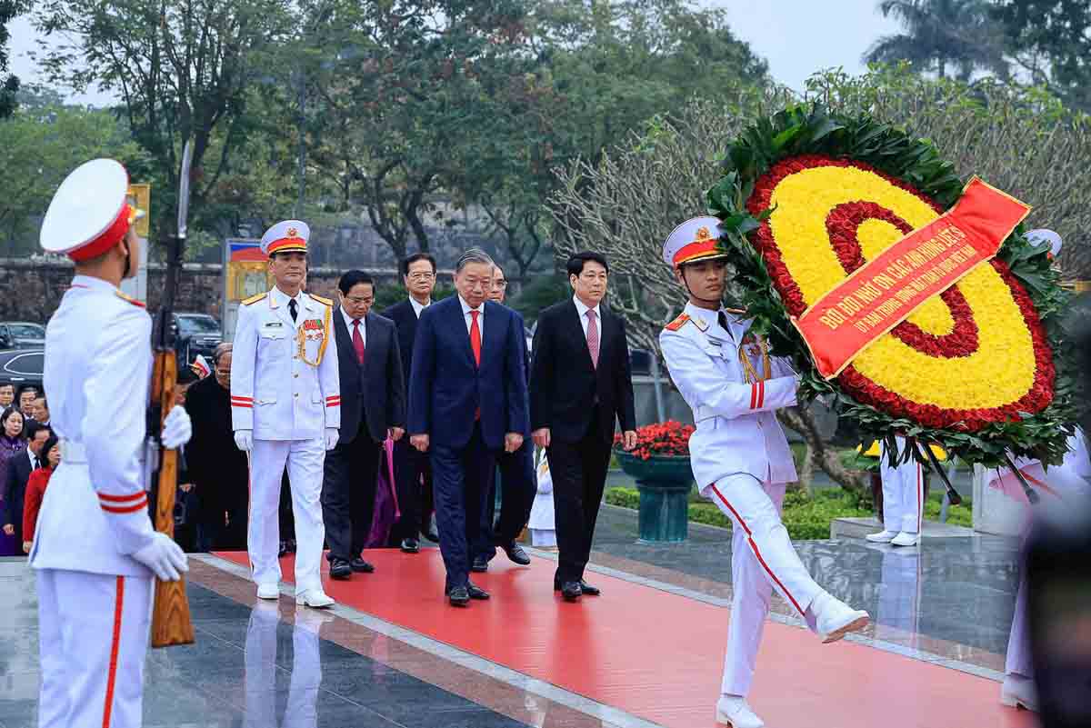 Đo&agrave;n đại biểu l&atilde;nh đạo, nguy&ecirc;n l&atilde;nh đạo Đảng, Nh&agrave; nước đặt v&ograve;ng hoa tưởng niệm c&aacute;c Anh h&ugrave;ng Liệt sĩ tại Đ&agrave;i tưởng niệm c&aacute;c Anh h&ugrave;ng Liệt sĩ, đường Bắc Sơn, H&agrave; Nội. 