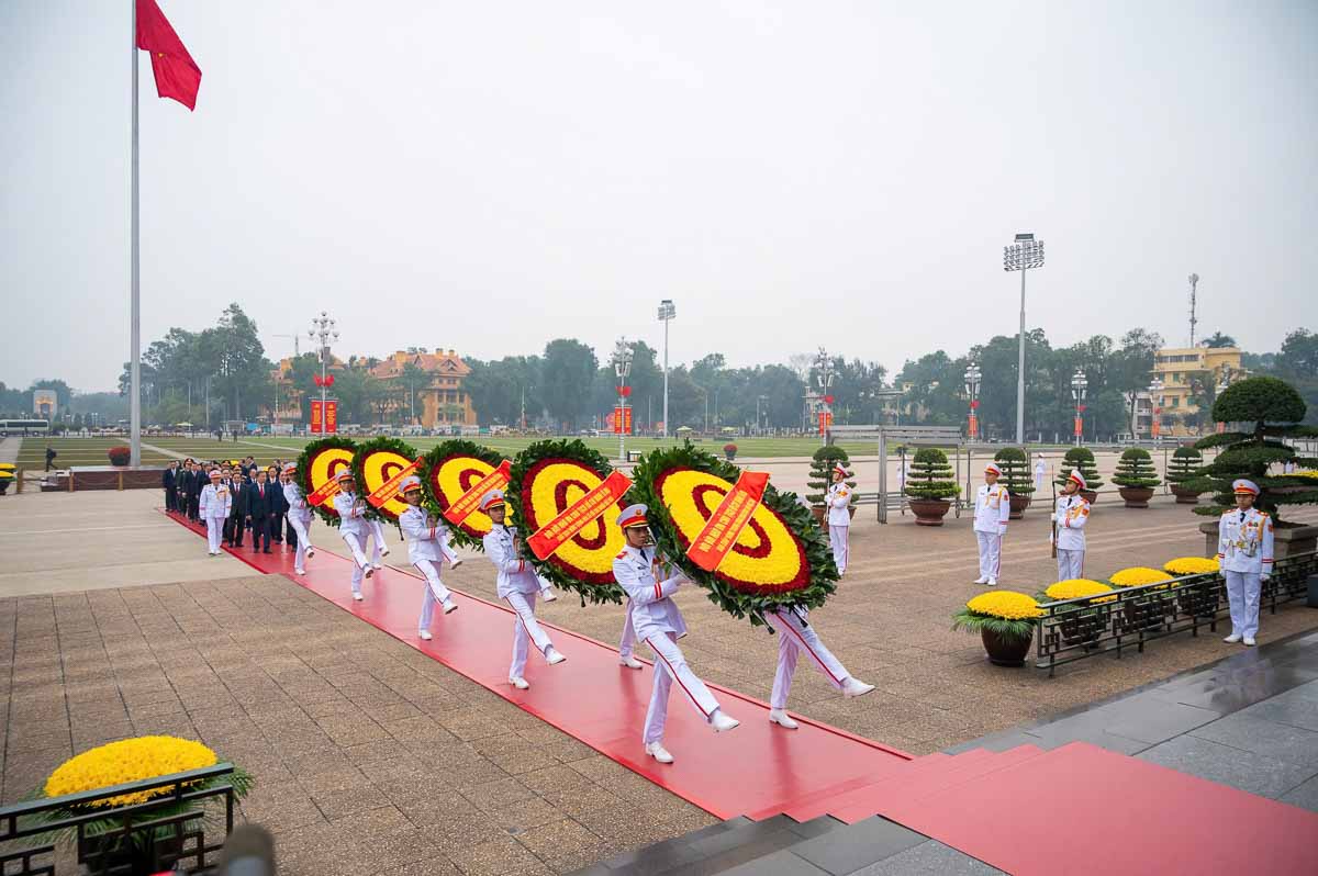 Đoàn đại biểu lãnh đạo, nguyên lãnh đạo Đảng, Nhà nước vào Lăng viếng Chủ tịch Hồ Chí Minh.