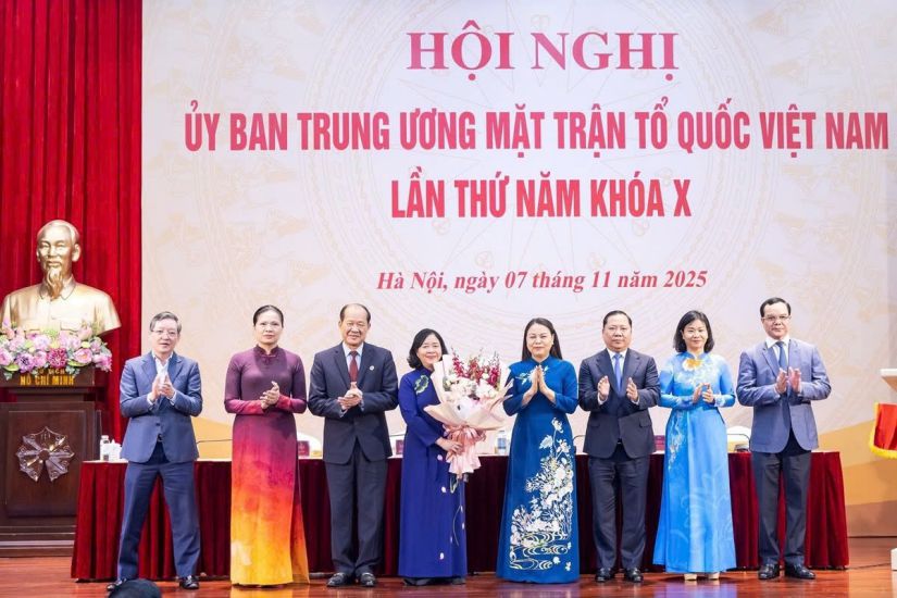 The Standing Committee of the Central Committee of the Vietnam Fatherland Front presents flowers to congratulate Ms. Bui Thi Minh Hoai, Member of the Politburo, Secretary of the Party Central Committee, who was elected to hold the position of Chairman of the Central Committee of the Vietnam Fatherland Front for the 2024-2029 term. Photo: VFF