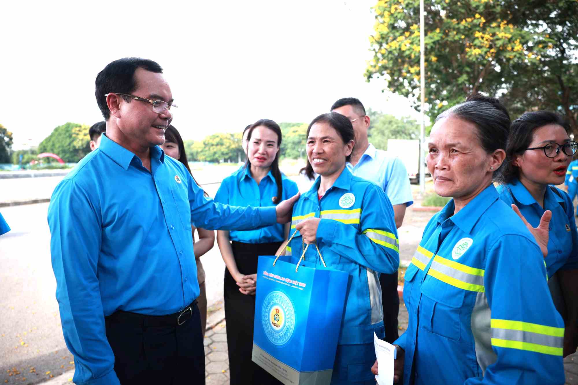 Chủ tịch Tổng Liên đoàn Lao động Việt Nam Nguyễn Đình Khang thăm hỏi người lao động. Ảnh: HẢI NGUYỄN