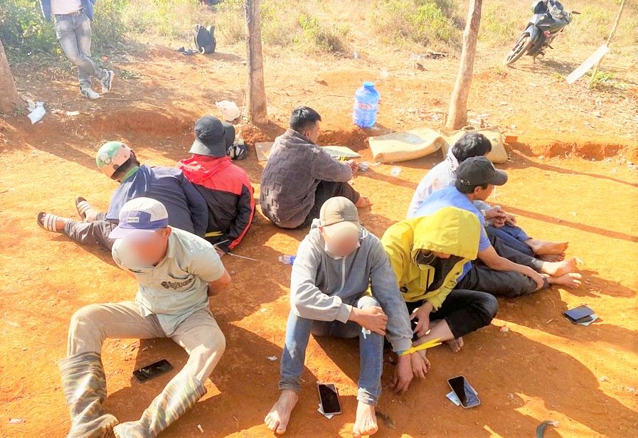 Các đối tượng tham gia tụ điểm đá gà tại xã biên giới Tuy Đức bị triệt phá bắt giữ. Ảnh: Công an cung cấp 