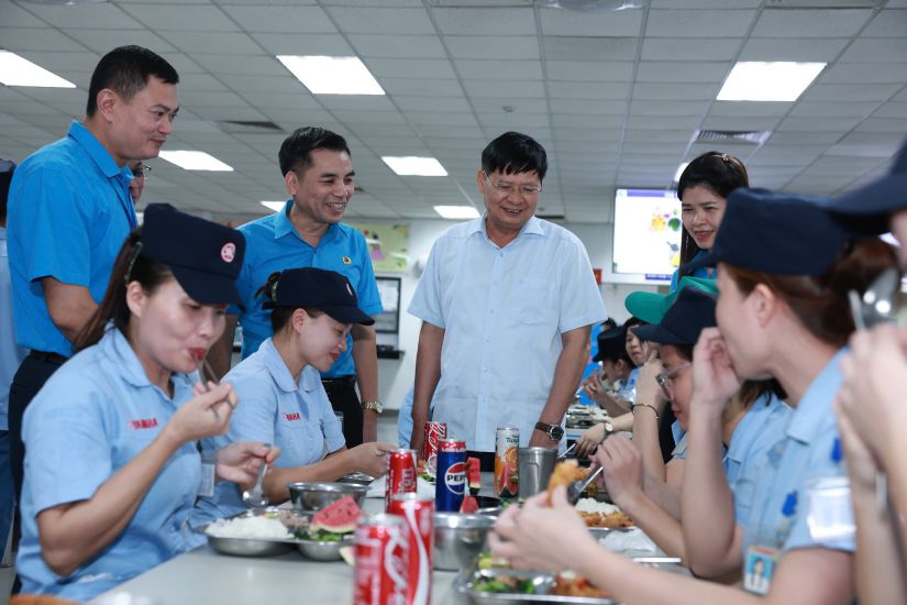 Phó Chủ tịch Tổng LĐLĐVN Phan Văn Anh dự “Bữa cơm Công đoàn” năm 2025 cùng công nhân lao động TP Hà Nội. Ảnh: HẢI NGUYỄN