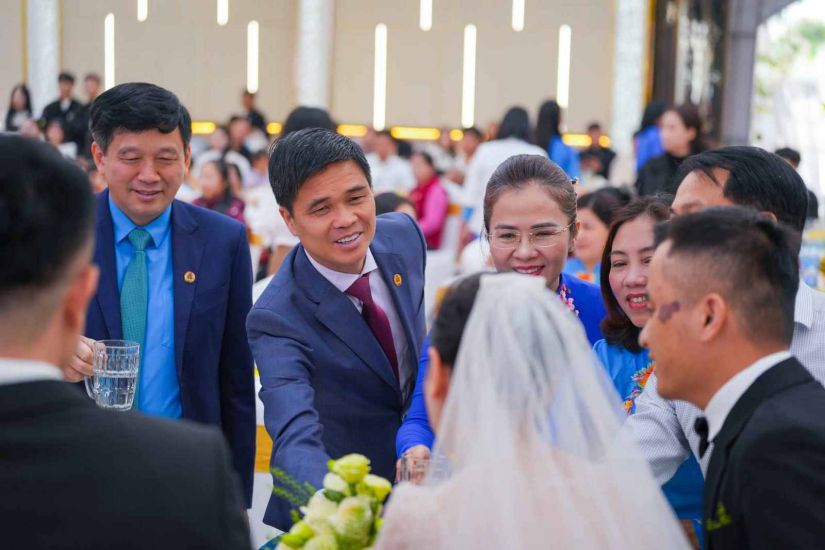 Phó Chủ tịch Tổng LĐLĐVN Ngọ Duy Hiểu chúc mừng các cặp đôi công nhân tại Lễ cưới tập thể năm 2025 với chủ đề “Vòng tay Công đoàn - Vững bước tình yêu” do LĐLĐ tỉnh Nghệ An tổ chức. Ảnh: DUY CHƯƠNG