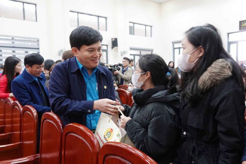 Phó Chủ tịch Tổng LĐLĐVN Nguyễn Xuân Hùng trao quà cho đoàn viên, người lao động Hà Tĩnh. Ảnh: TRẦN TUẤN