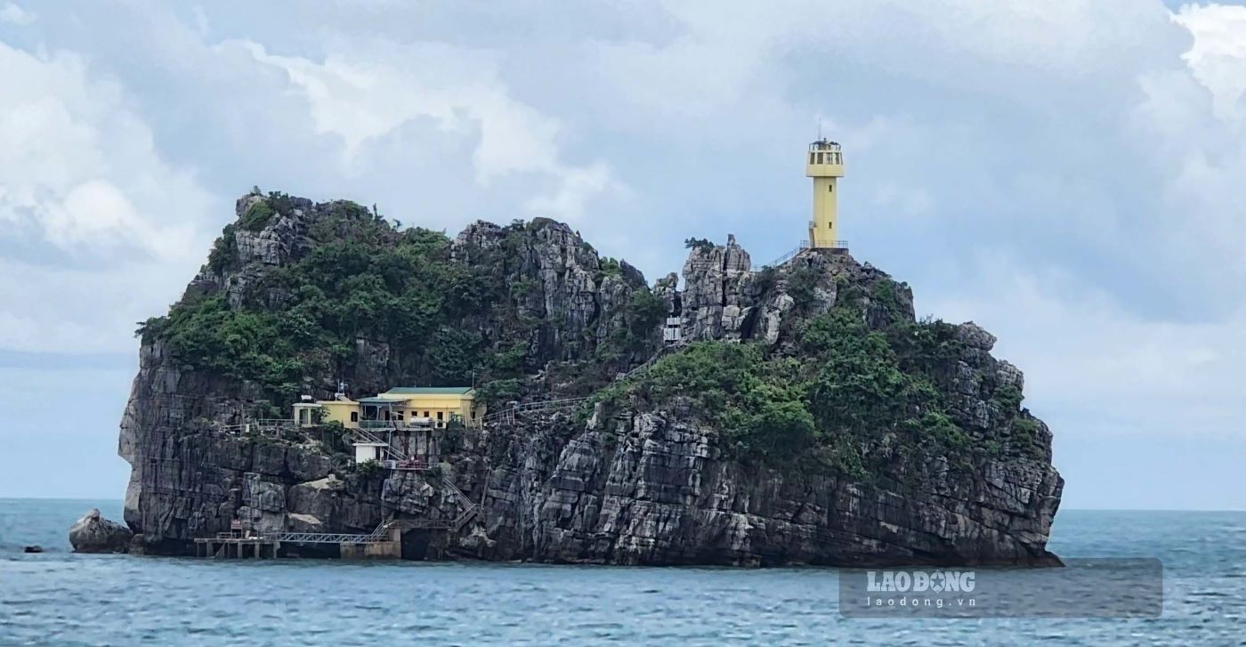 Most tourists come to Quang Ninh because of the beauty of this locality. Pictured is a rocky mountain in the stone park area arranged in the middle of Ha Long Bay. Photo: Nguyen Hung