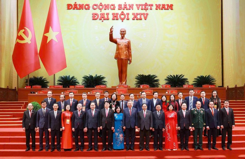 Party and State leaders take souvenir photos with the delegation of the Party Committee of the Fatherland Front and central organizations attending the 14th Party Congress. Photo: VNA