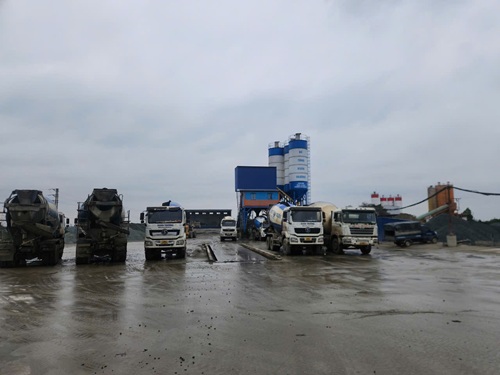 Dong Truc people are upset because the concrete mixing station operates day and night, causing prolonged pollution. Photo: Minh Hanh
