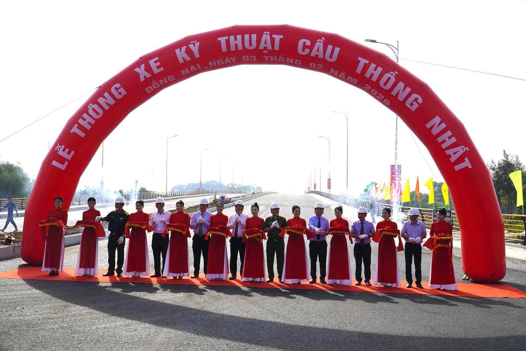 Thông xe kỹ thuật cầu Thống Nhất. Ảnh: HAC