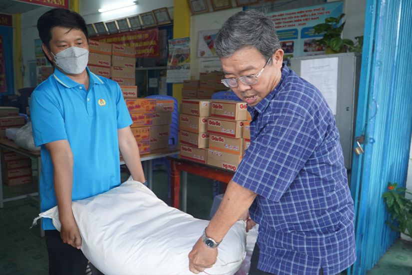 Officials and people in Ho Chi Minh City receive donations from people and transport them to the flood-stricken Central region. Photo: THAI BAO