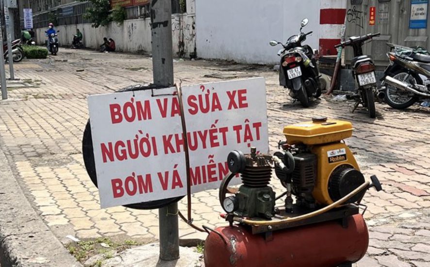 Những hành động nhỏ ấm áp, đầy sự tử tế ở đô thị TPHCM. Ảnh: NGỌC LÊ