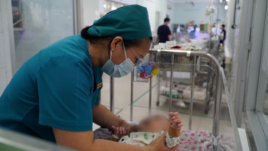 Ms. Nguyen Thi Dieu - Head Nurse of the Neonatal Department, Children's Hospital 2, daily takes care of abandoned babies. Photo: NGUYEN LY