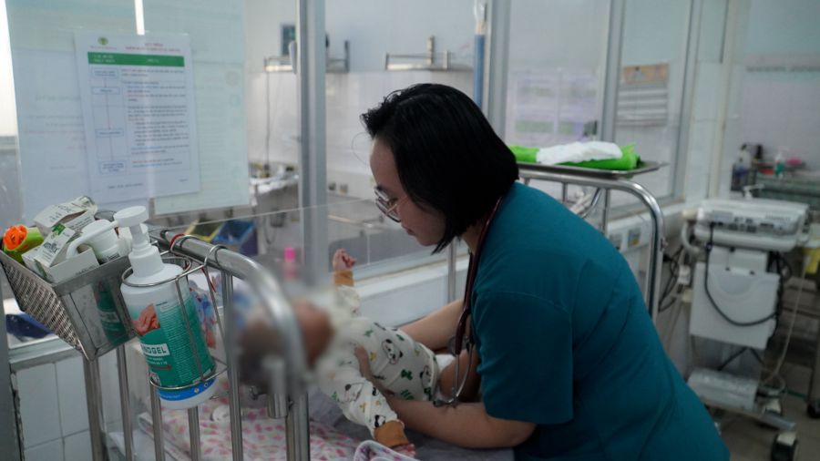 Những trường hợp trẻ bị bỏ rơi sau khi điều trị tốt sẽ được gửi về các Trung tâm Bảo trợ xã hội để tiếp tục chăm sóc, nâng đỡ tương lai cho các em.  Ảnh: NGUYỄN LY