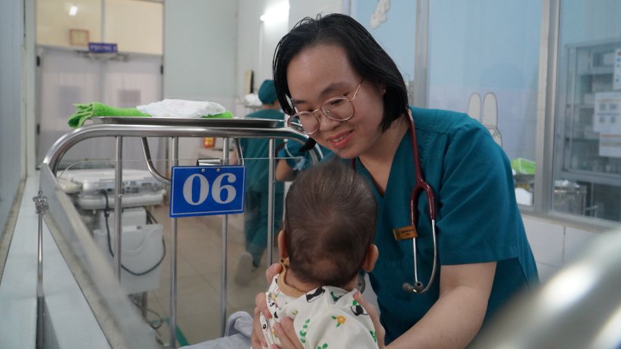Bác sĩ Phạm Hoàng Nguyên – Khoa Sơ sinh, Bệnh viện Nhi đồng 2 chăm sóc bé bị bỏ rơi.  Ảnh: NGUYỄN LY
