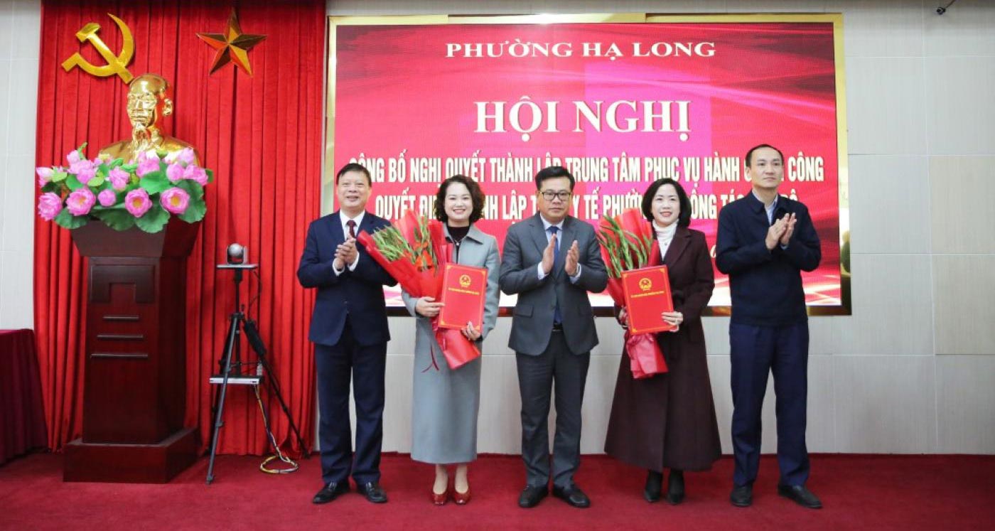 Lãnh đạo phường Hạ Long, tỉnh Quảng Ninh trao quyết định thành lập Trạm Y tế phường Hạ Long. Ảnh: Minh Đức