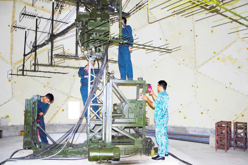 Các trắc thủ bảo quản trang thiết bị sau khi huấn luyện, canh trực. Ảnh: Minh Long