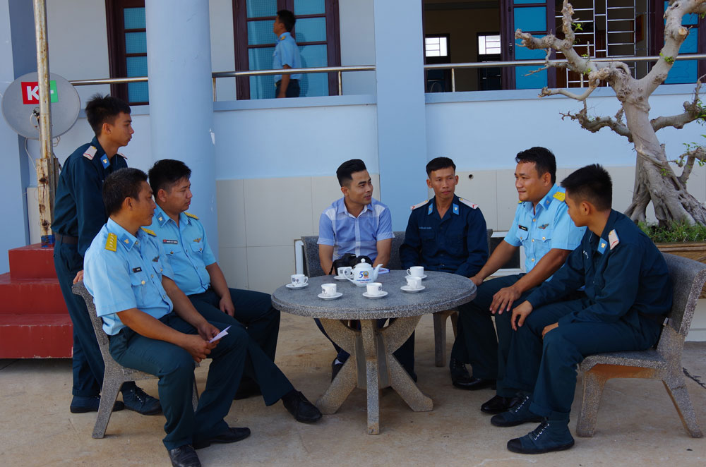 Những chàng lính Phòng không Không quân kể với nhà báo về chuyện đời, chuyện nghề nơi đảo xa.