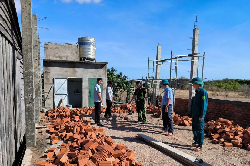 Công tác xóa nhà tạm, nhà dột nát cho người dân xã Ia Lốp (tỉnh Đắk Lắk) được tiến hành khẩn trương, đúng tiến độ trong năm 2025. Ảnh: BẢO TRUNG