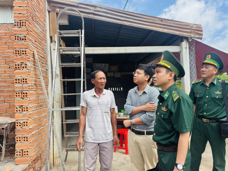 Difficult people in Ia Rve border commune (Dak Lak province) are supported by the government and border guards to build new houses in 2025. Photo: BAO TRUNG
