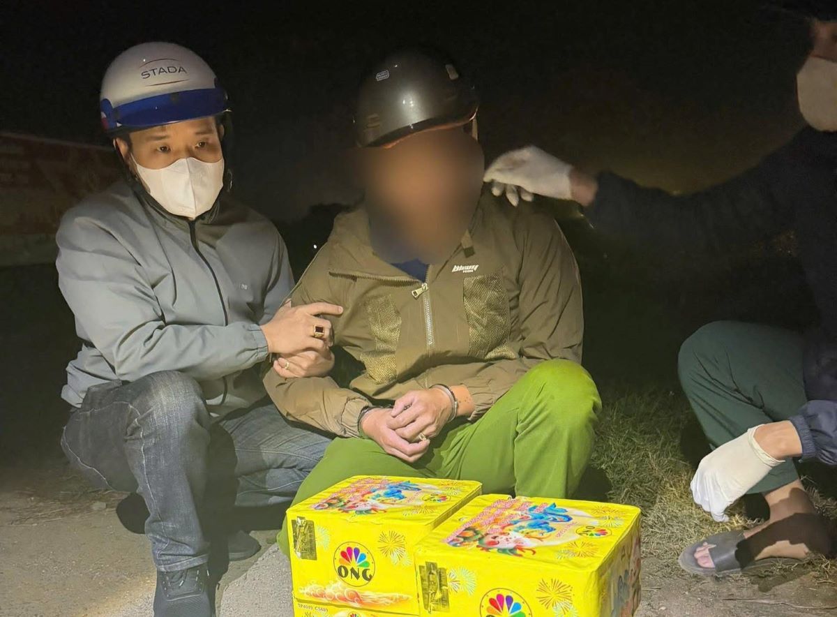 Đối tượng vận chuyển pháo hoa nổ (thứ 2 từ trái sang) bị Công an xã Vinh Linh bắt giữ. Ảnh: Công an xã Vĩnh Linh