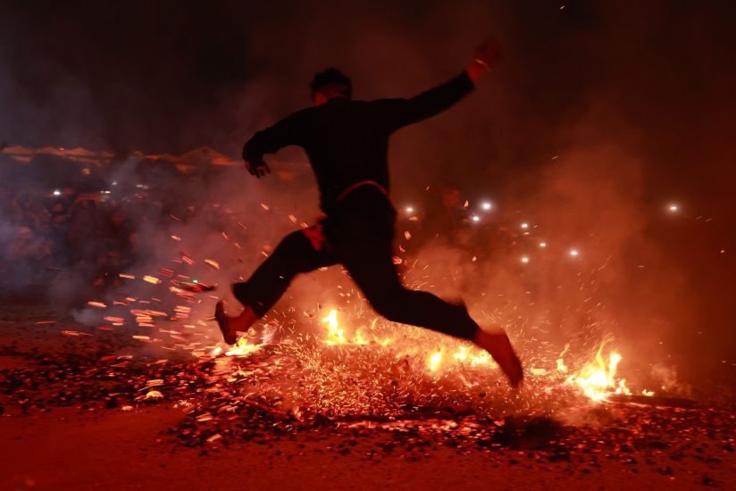 Vào những dịp đầu xuân, các bản người Dao đỏ lại tổ chức nhảy lửa cầu năm mới bình an, mưa thuận gió hòa, mùa màng bội thu. Ảnh: DUY DŨNG