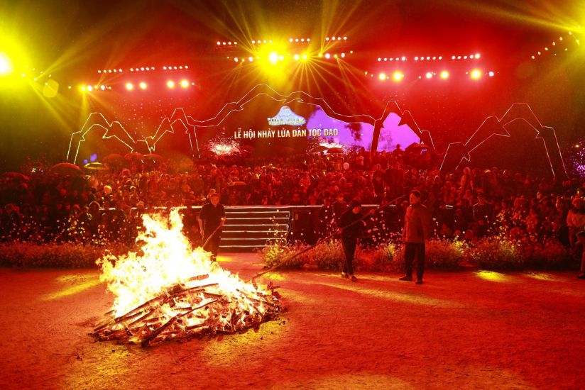 According to the beliefs of the Red Dao people, the fire is of particular importance in daily life and culture, spirituality. Photo: DUY DUNG