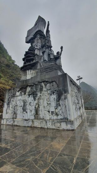 Youth Volunteer Monument. Photo: HOANG HOA