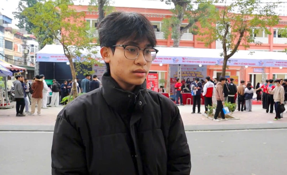 Anh Vũ Đức Minh tìm việc làm thời vụ để tăng thu nhập, chuẩn bị cho dịp Tết Nguyên đán. Ảnh: Quỳnh Chi 