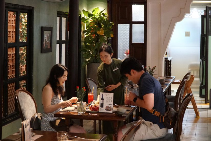 Tourists experience Vietnamese cuisine. Photo: THANH CHAN