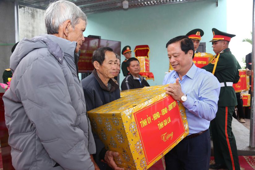 Phó Chủ tịch Thường trực UBND tỉnh Gia Lai Nguyễn Tuấn Thanh trao quà cho người dân dịp bàn giao nhà mới trong “Chiến dịch Quang Trung”. Ảnh: HOÀI PHƯƠNG