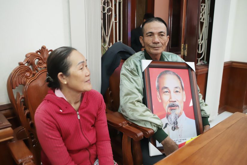 Ông Nguyễn Đình Hiếu (SN 1966, trú thôn Liêm Thuận, xã Tuy Phước, Gia Lai) mang ảnh Bác Hồ và cờ Tổ quốc về đặt ở vị trí trang nghiêm nhất trong căn nhà mới. Ảnh: HOÀI PHƯƠNG