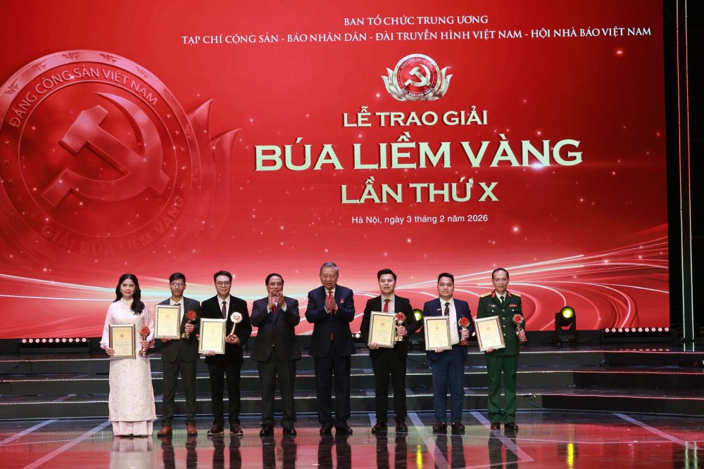Tổng Bí thư Tô Lâm và Thủ tướng Chính phủ Phạm Minh Chính trao giải A cho các tác giả, đại diện nhóm tác giả đoạt giải. Ảnh: Hải Nguyễn 