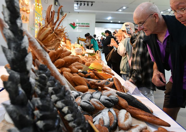 Bánh mì Việt với nhiều loại khác nhau luôn là món ăn hấp dẫn cho du khách ngoại quốc. 