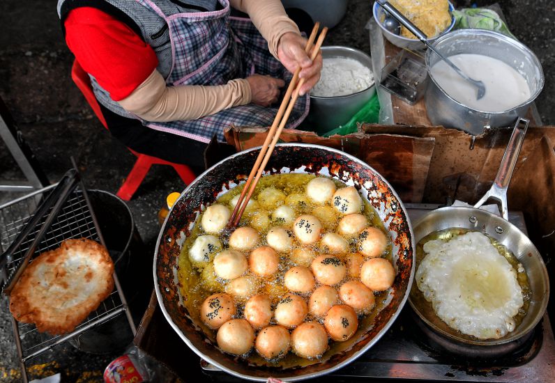  Bánh rán trước cửa chợ. 