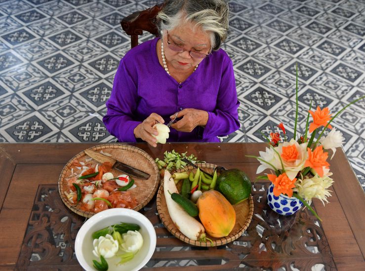 Nghệ nhân ẩm thực nổi tiếng Tôn Nữ Thị Hà sống ở Huế, đang làm một món ăn từ hoa, củ, quả... 