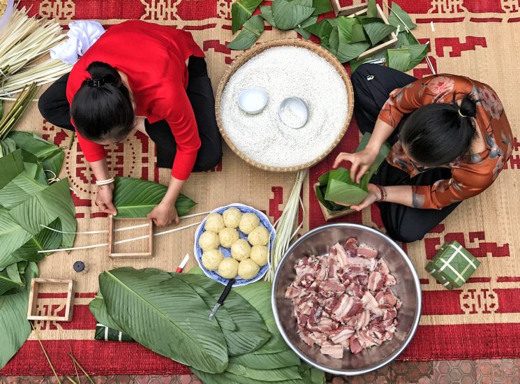 Gói bánh chưng cho Tết. 