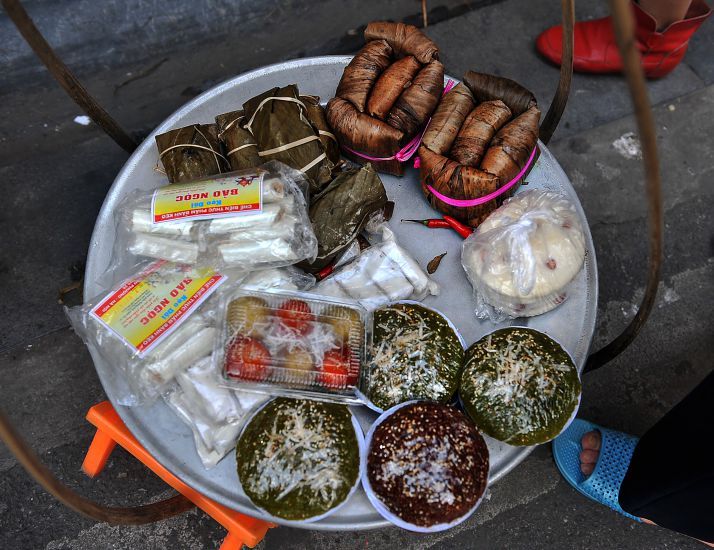 1. Village gift basket (gai cake, duc cake, su se cake... ).