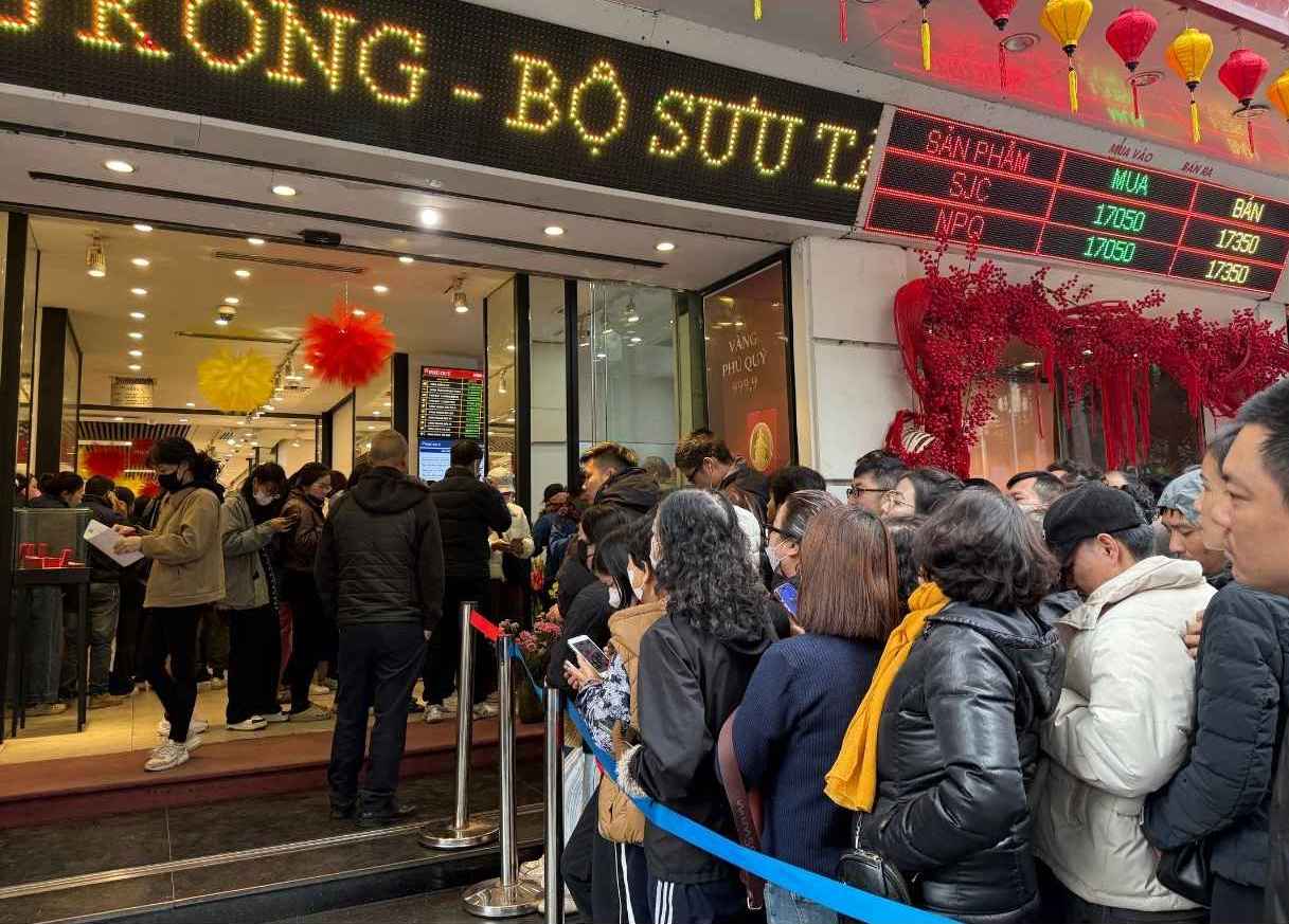 Dù giá liên tục biến động, vàng nhẫn vẫn thu hút nhiều người săn mua. Ảnh: Phương Anh  