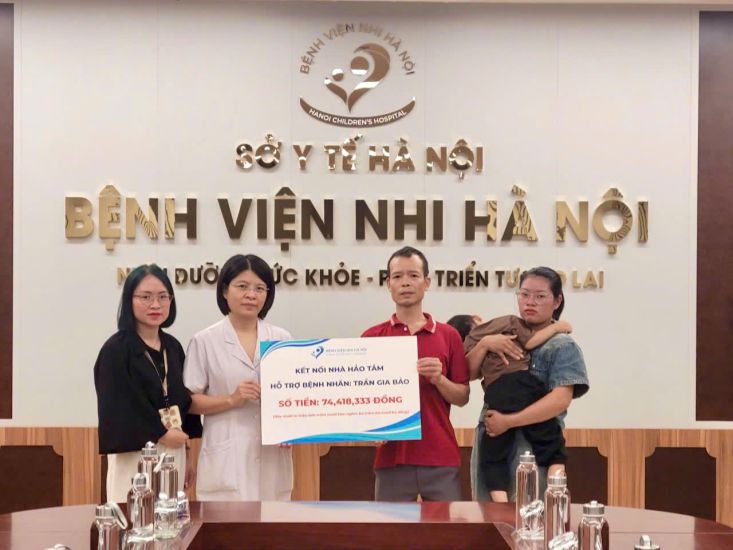 The child patient's family received support from the call for support from the Social Work Group of Hanoi Children's Hospital. Photo: BVCC