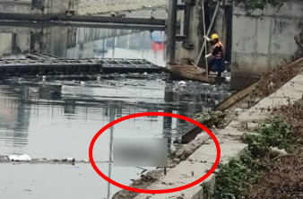 Thi thể người nổi trên sông Tô Lịch. Ảnh: Hồng Thanh