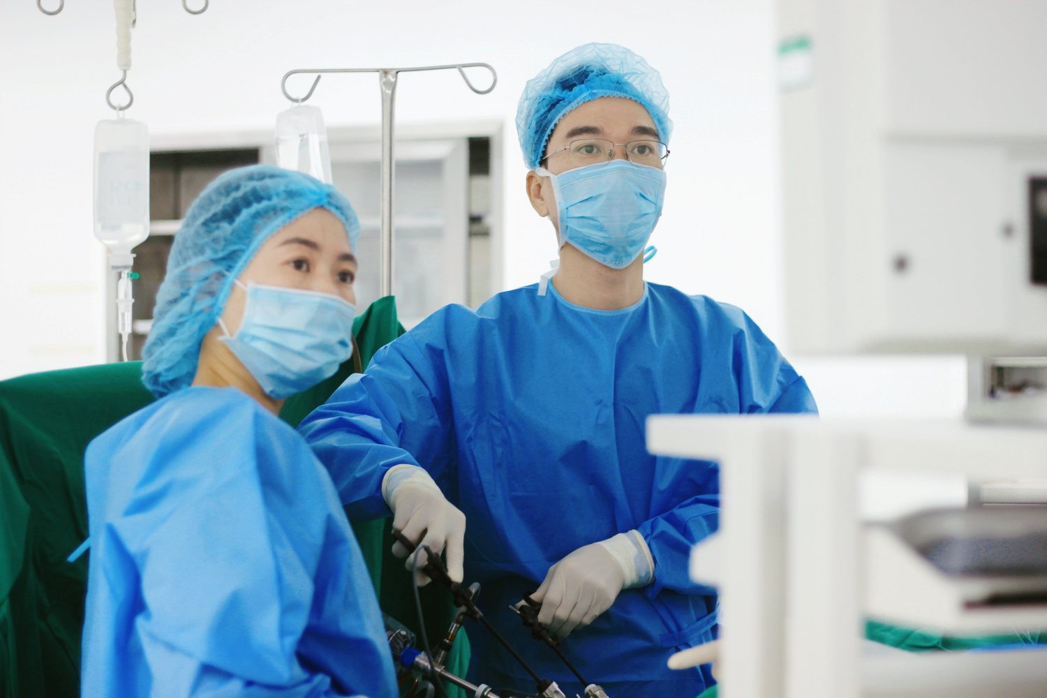 Ảnh 1: BSCKI Vương Ngọc Linh - khoa Sản phụ khoa, Bệnh viện Đa khoa Vinmec Phú Quốc - cùng ê-kíp đang tiến hành phẫu thuật nội soi cho bệnh nhân.