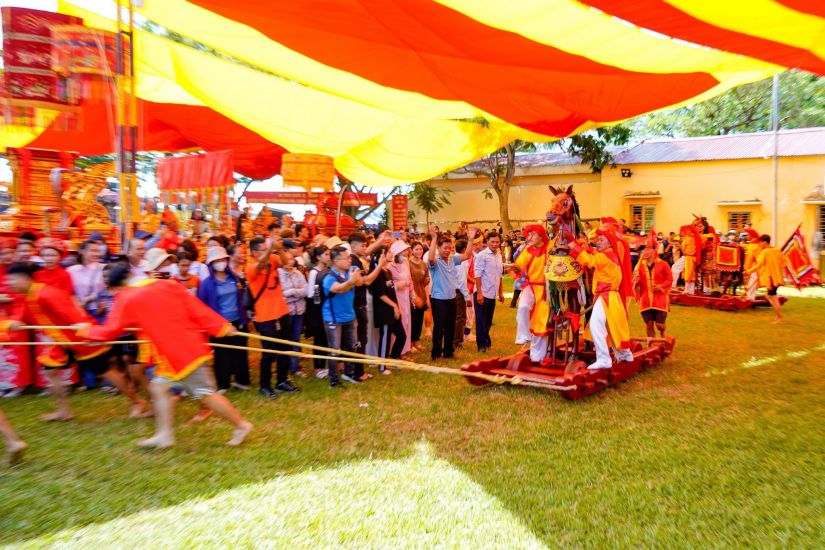 The custom of pulling wooden horses in the famous Xa Ma festival in the sea area of Hai Phong. Photo: DAM THANH